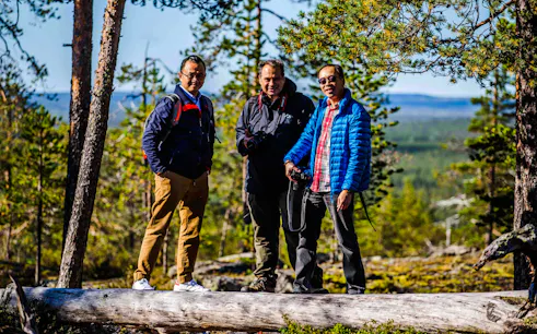 Guests on wilderness tour in Rovaniemi forest.
