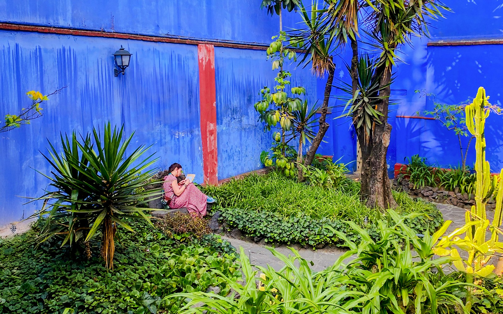 Frida Kahlo Museum exterior with visitors in Coyoacán, Mexico City.