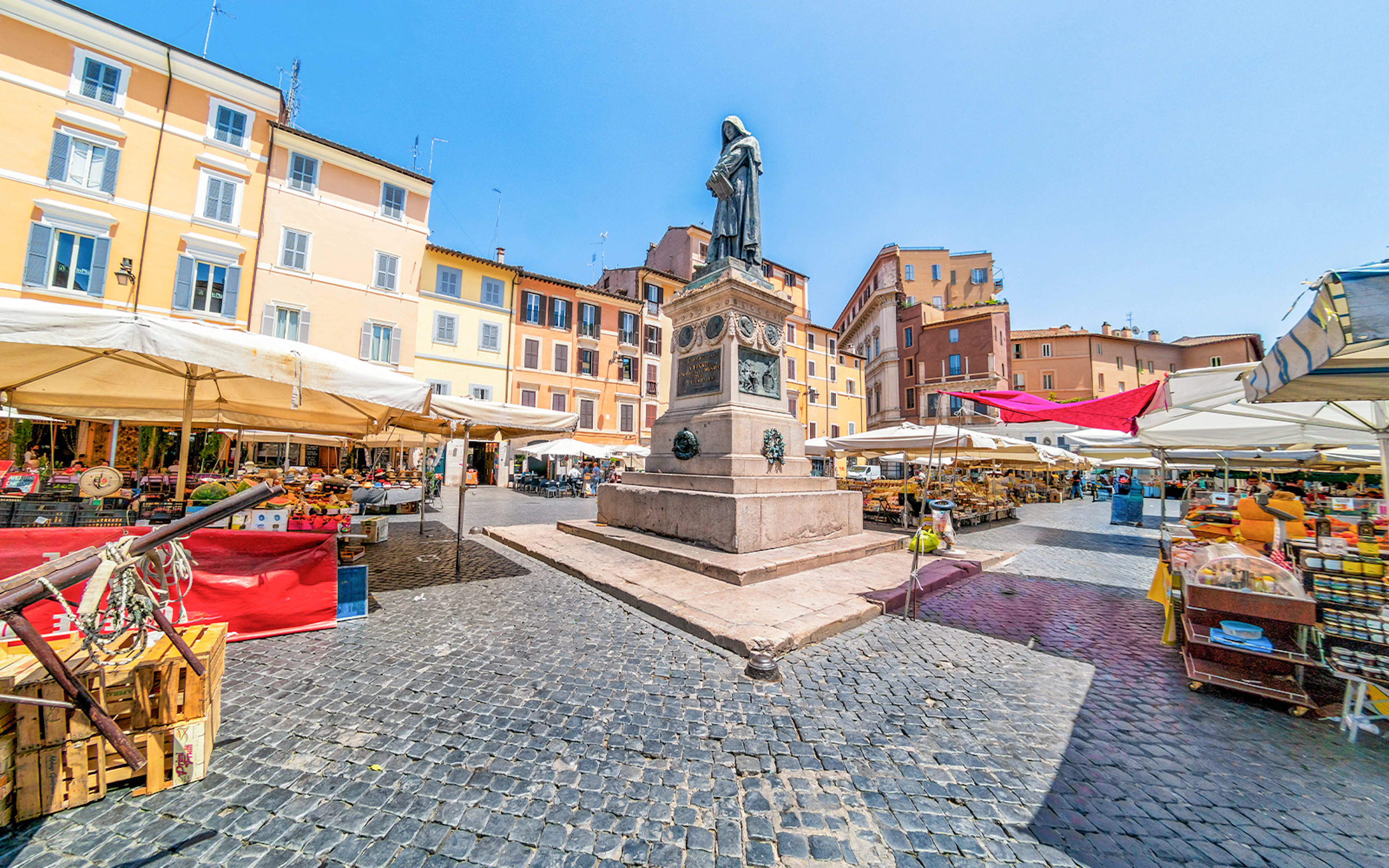 Statue of Giordano Bruno at Campo de’ Fiori market in Rome.