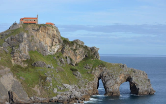 biarritz'den: gaztelugatxe, bilbao ve guggenheim müze turu-2
