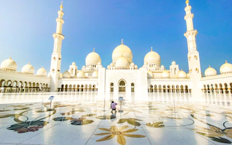 stadtrundfahrt durch abu dhabi mit eintritt in die scheich-zayid-moschee, den qasr al watan und den louvre abu dhabi sowie transfers-11
