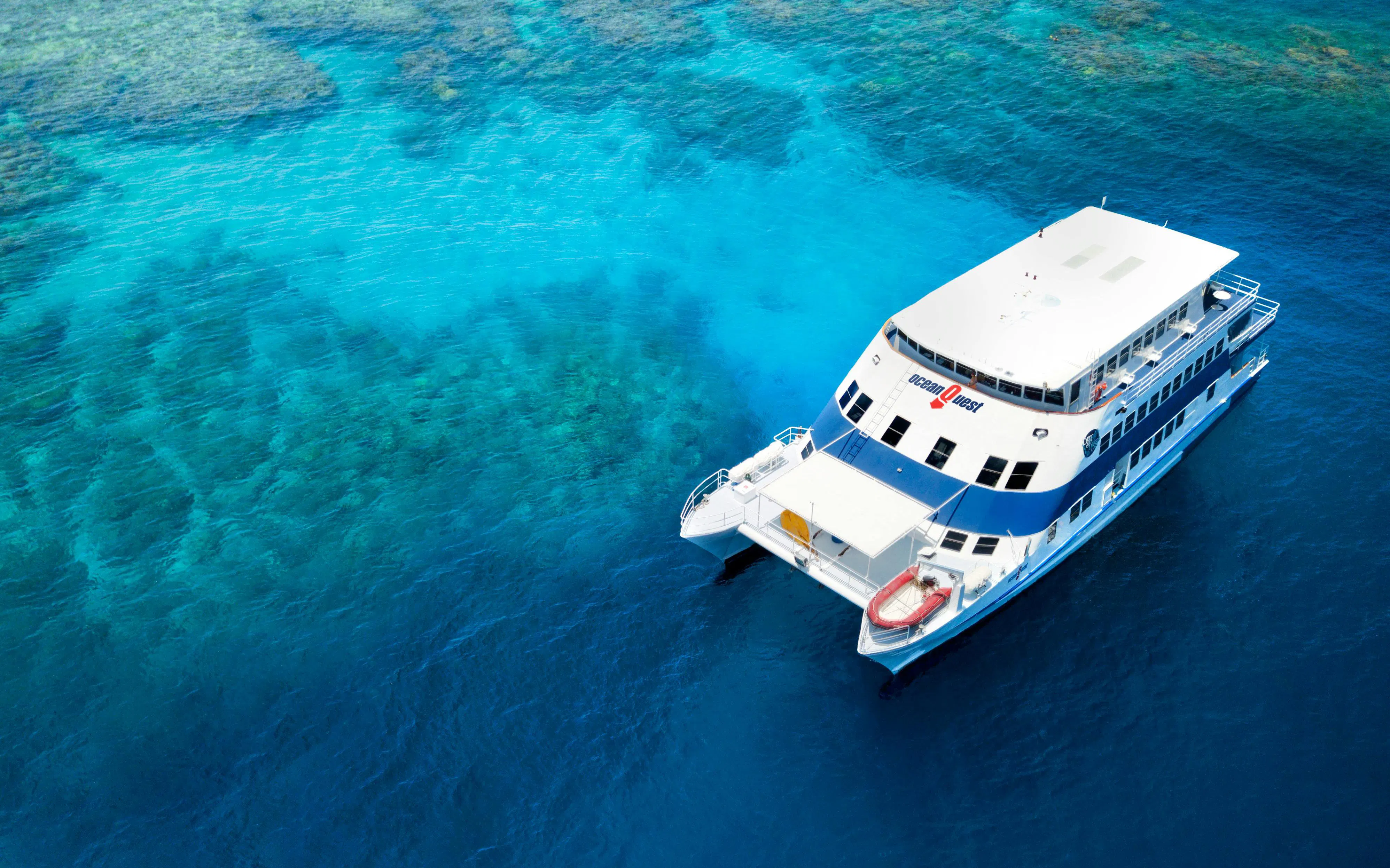 Catamaran on Great Barrier Reef for 4-day PADI dive course from Cairns.