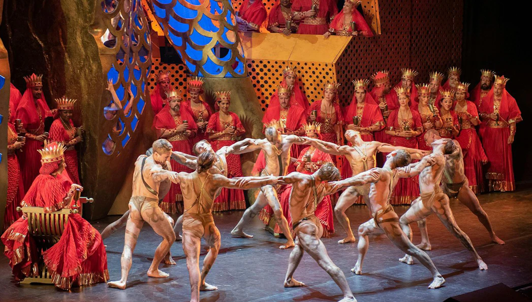 Samson et Dalila performance on Broadway with dancers and choir in vibrant costumes.