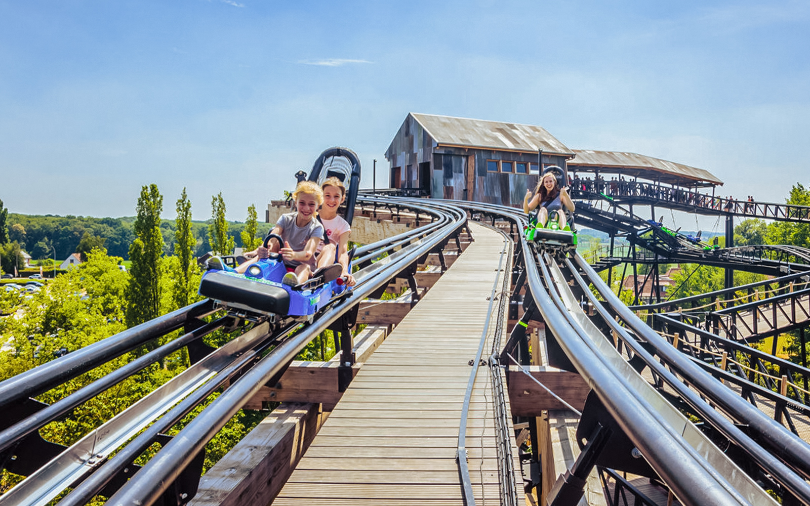 Touristes sur le manège Dawson Duel au parc Bellewaerde, Belgique.
