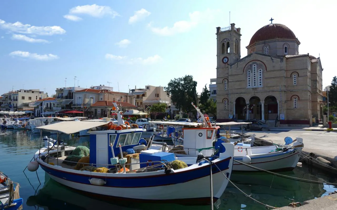 Aegina to Moni Island Cruise with Two Swim Stops, Snacks, and Bottled Water