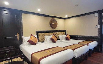 Luxurious cabin with twin beds on a 5-star cruise in Halong Bay.