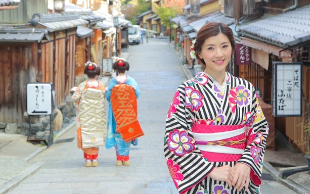 Women in kimonos walking near Kiyomizu Temple, Kyoto.