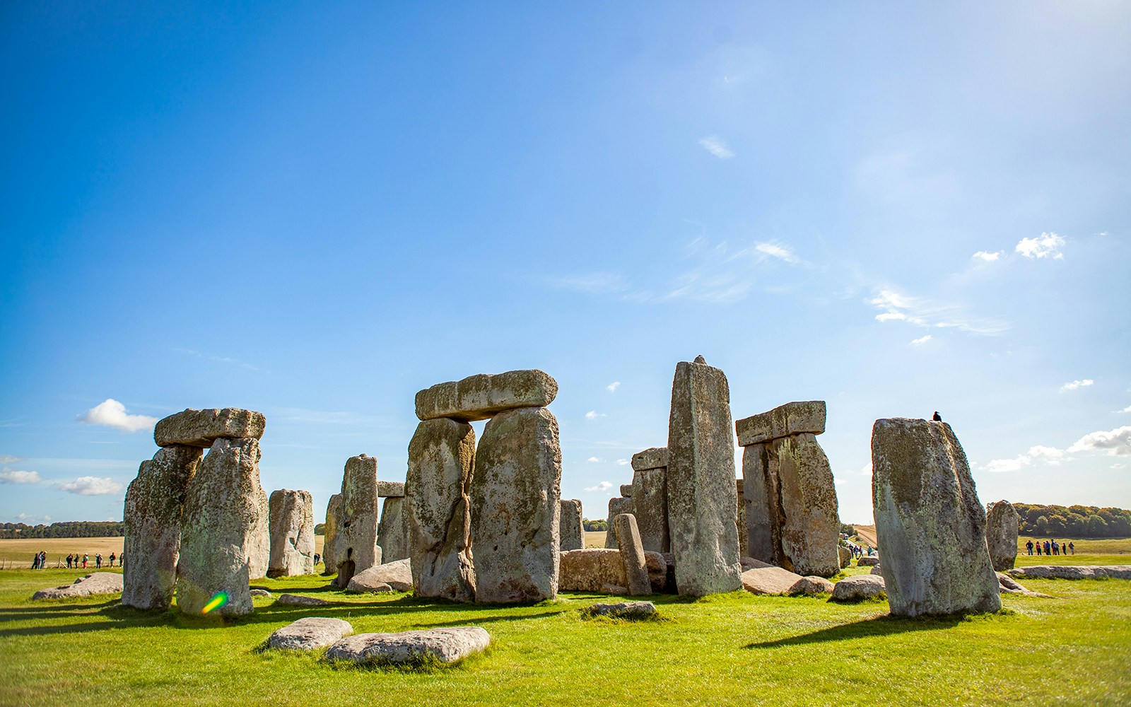 Stonehenge under a clear blue sky, part of London to Stonehenge tours.