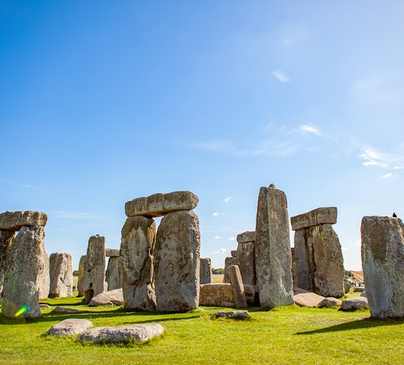 Stonehenge under a clear blue sky, part of London to Stonehenge tours.