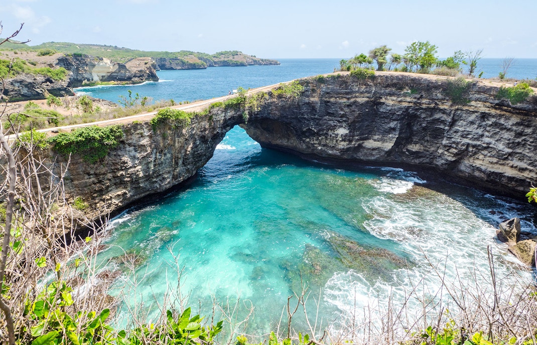 Angel’s Billabong natural pool with clear turquoise water and rocky cliffs in Nusa Penida, Indonesia.