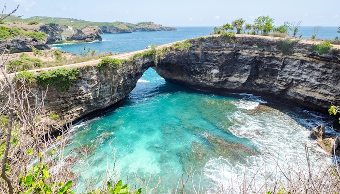 Angel’s Billabong natural pool with clear turquoise water and rocky cliffs in Nusa Penida, Indonesia.