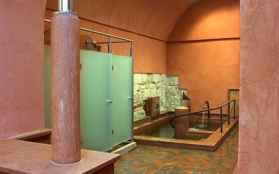 https://cdn-imgix.headout.com/media/images/6af4c5049c02bd5526d93503e4bbd1a6-Rudas%20bath.jpeg
