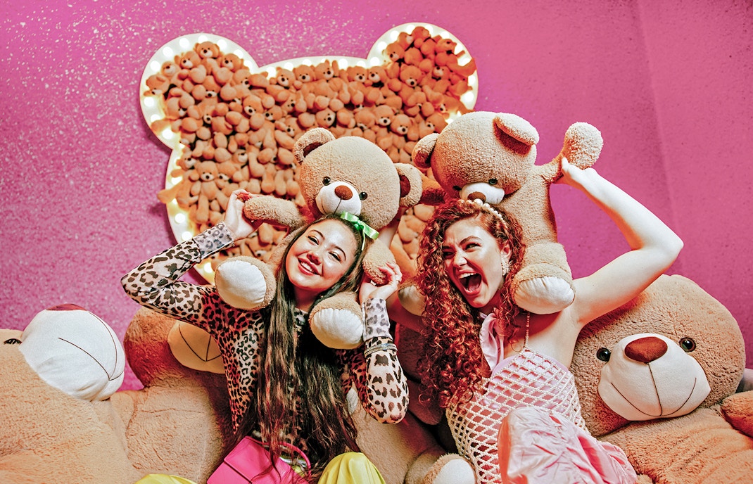 Guests enjoying teddy bear room at WONDR Experience, Amsterdam.