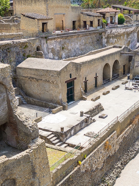 Ancient ruins of the Herculaneum Samnite House with stone arches and preserved structures.