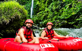 river tubing in ubud mit wasserfall und dschungel-canyon-4