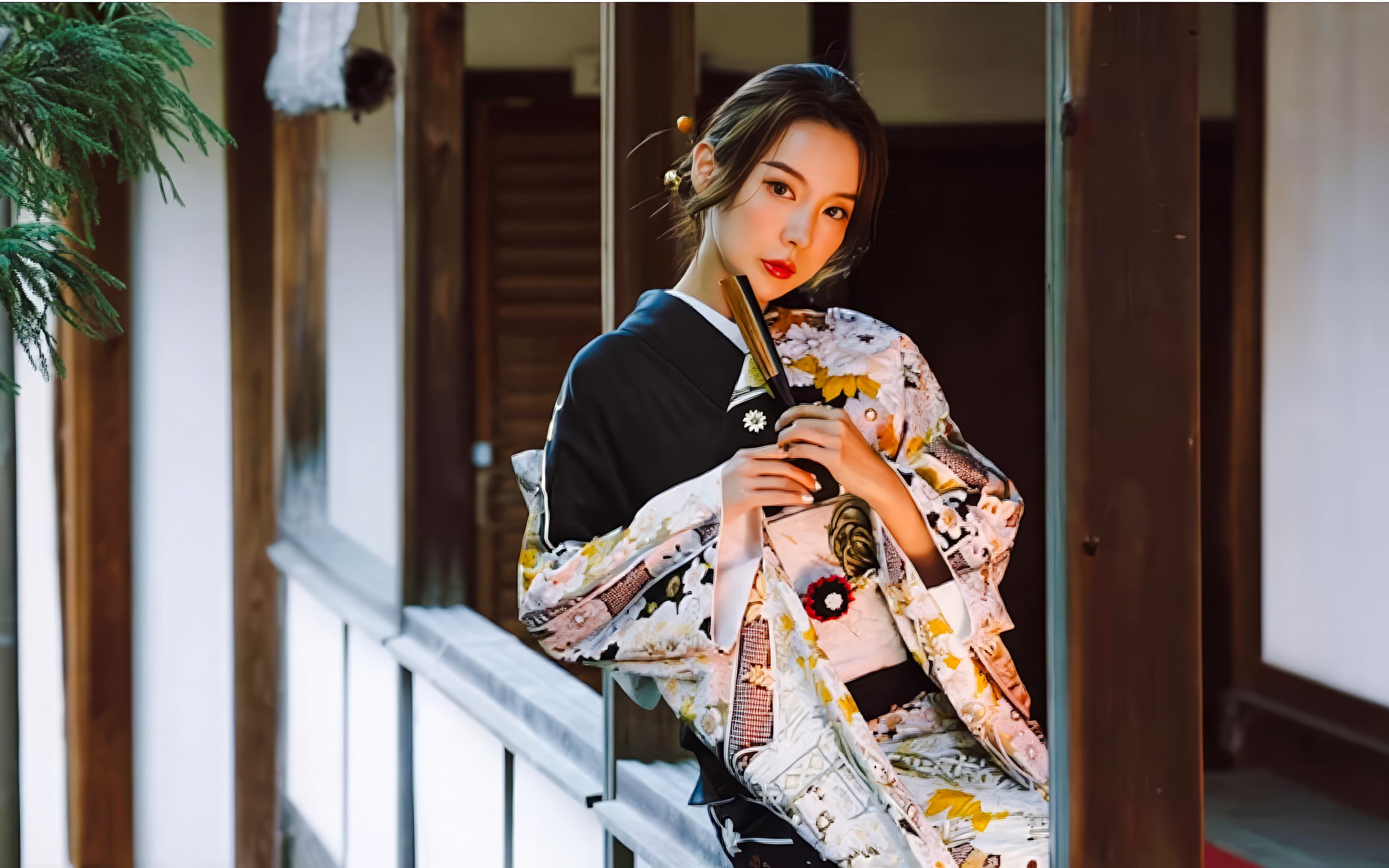 Women in kimono posing at Kiyomizu Dera, Kyoto.