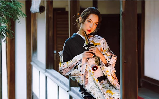 Women in kimono posing at Kiyomizu Dera, Kyoto.