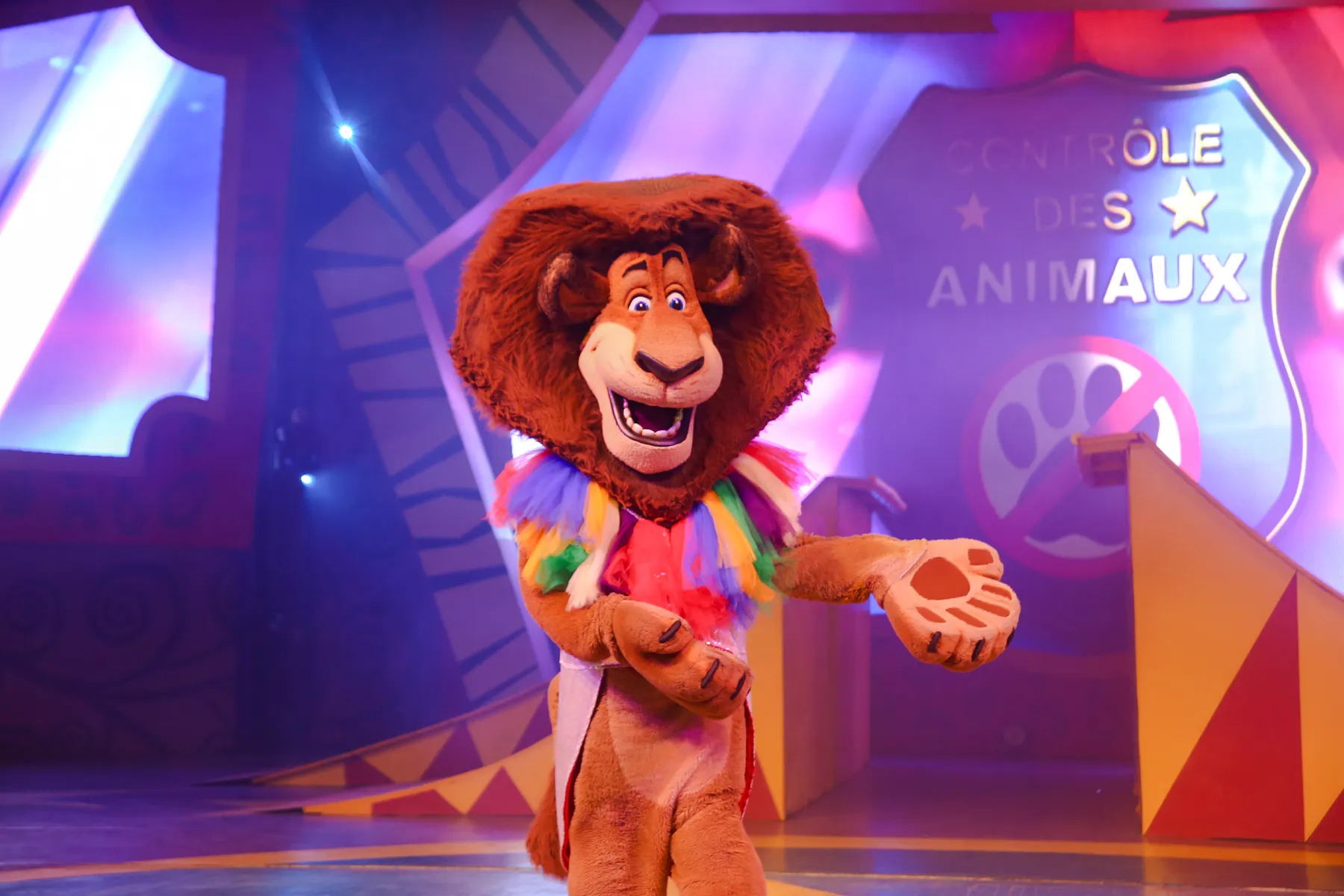 Lion character performing at Beto Carrero World show, Florianópolis transfer tour.