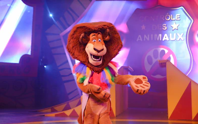 Lion character performing at Beto Carrero World show, Florianópolis transfer tour.