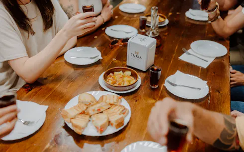 visite guidée en petit groupe à barcelone : tapas et visite œnologique-1