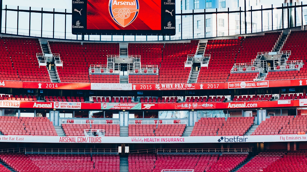 https://cdn-imgix.headout.com/media/images/6c54e11ecde4c1b1bb11e3e411a113fd-Emirates%20Stadium%20london_0000s_0000_huy-phan-i3KQSByYWf4-unsplash.jpg