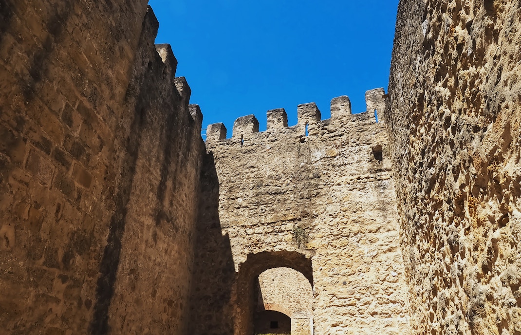 Sao Jorge Castle - Castle walls