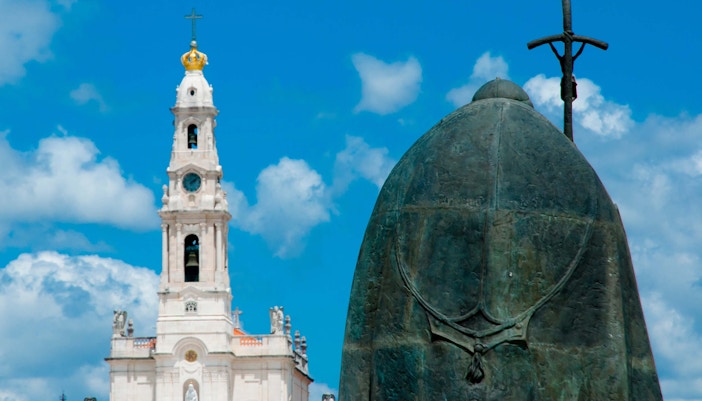 Alta Cruz y Estatua de Juan Pablo II en el Santuario de Fátima