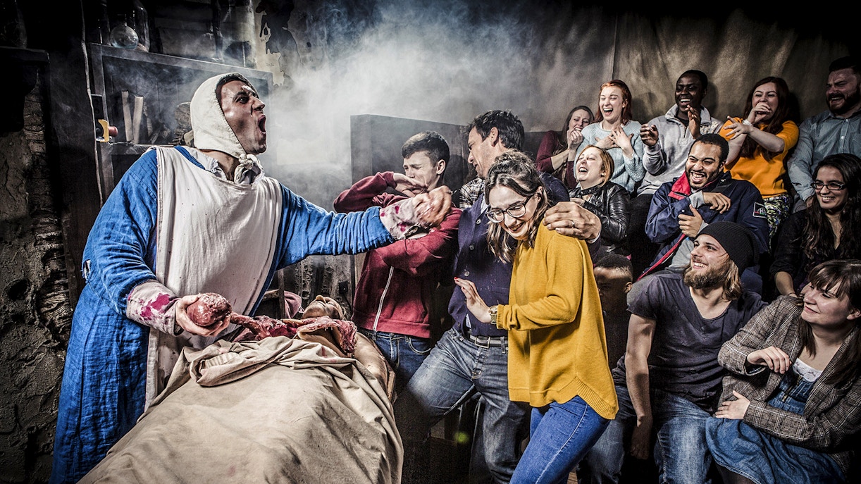 Guests reacting to a live performance at the Amsterdam Dungeon.