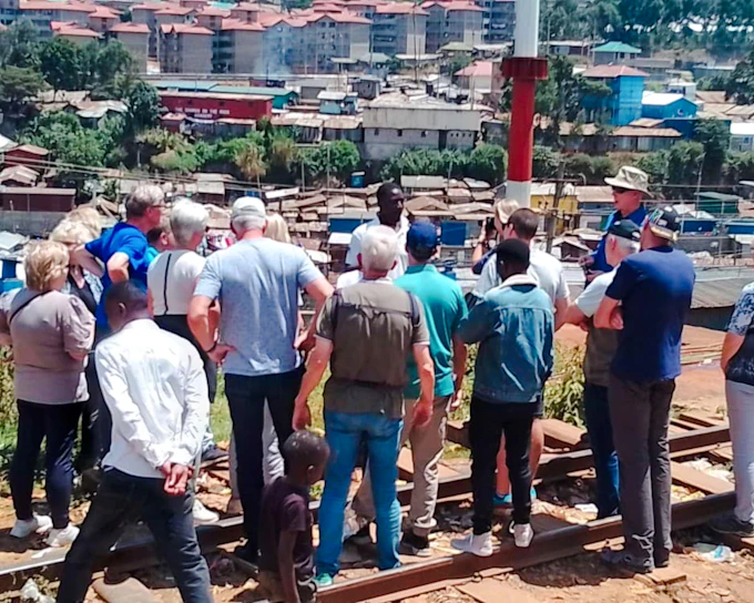 Nairobi: Giraffe Centre Feeding and Kibera Slum Walking Tour with Hotel Pickup (Product 56429)