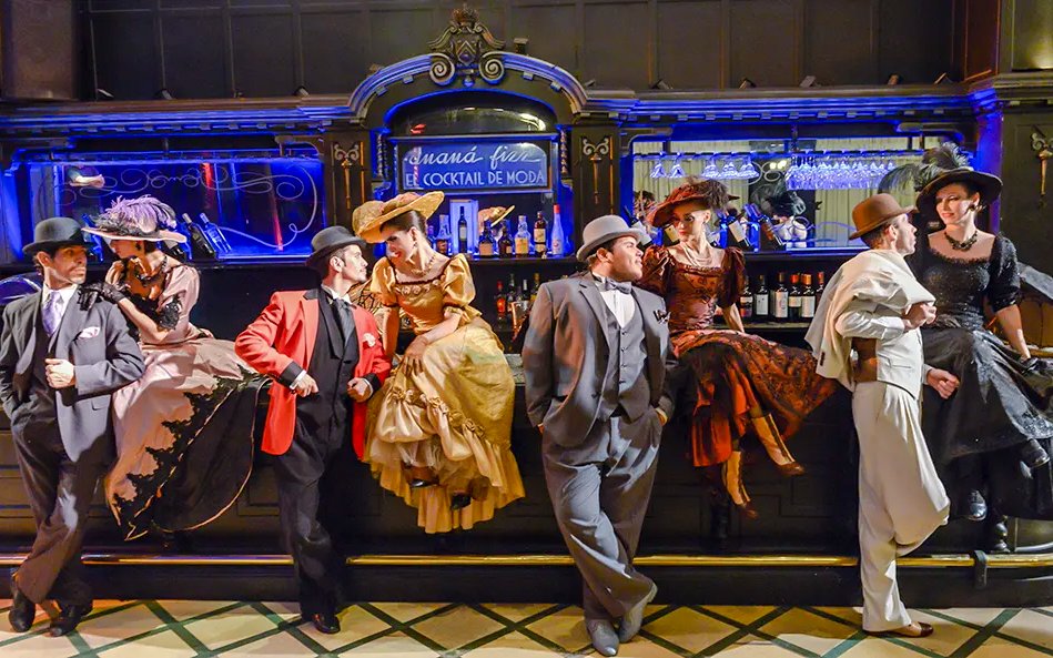 Tango dancers in vintage attire at El Querandí Tango Show, Buenos Aires.