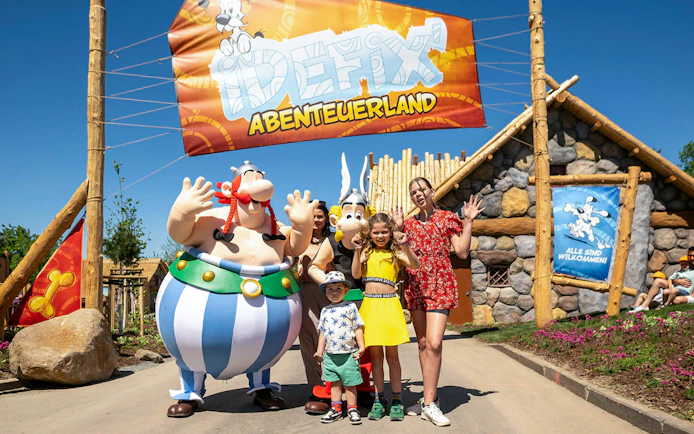 Guests meeting characters at BELANTIS Adventure Park's Idefix Abenteuerland.
