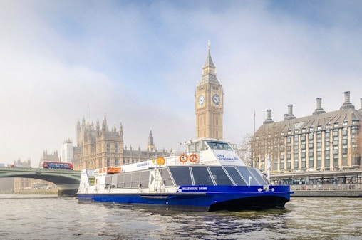 Cruzeiro turístico no Tâmisa de Westminster a Tower Bridge