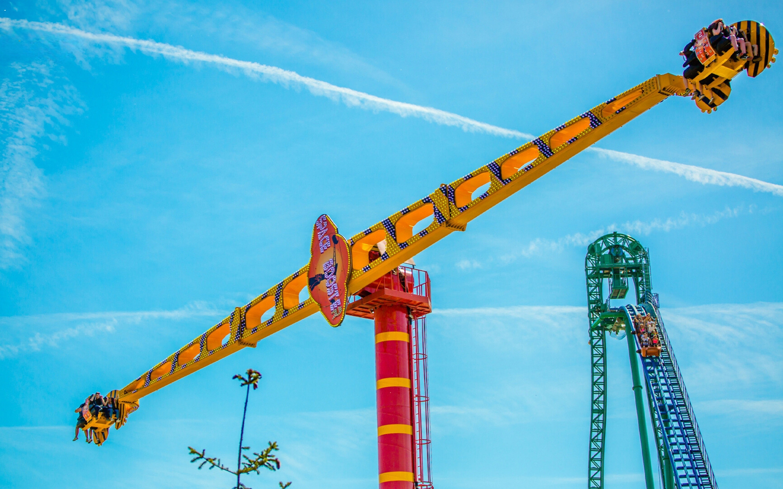 Energylandia Space Booster ride with passengers experiencing thrilling aerial spins.