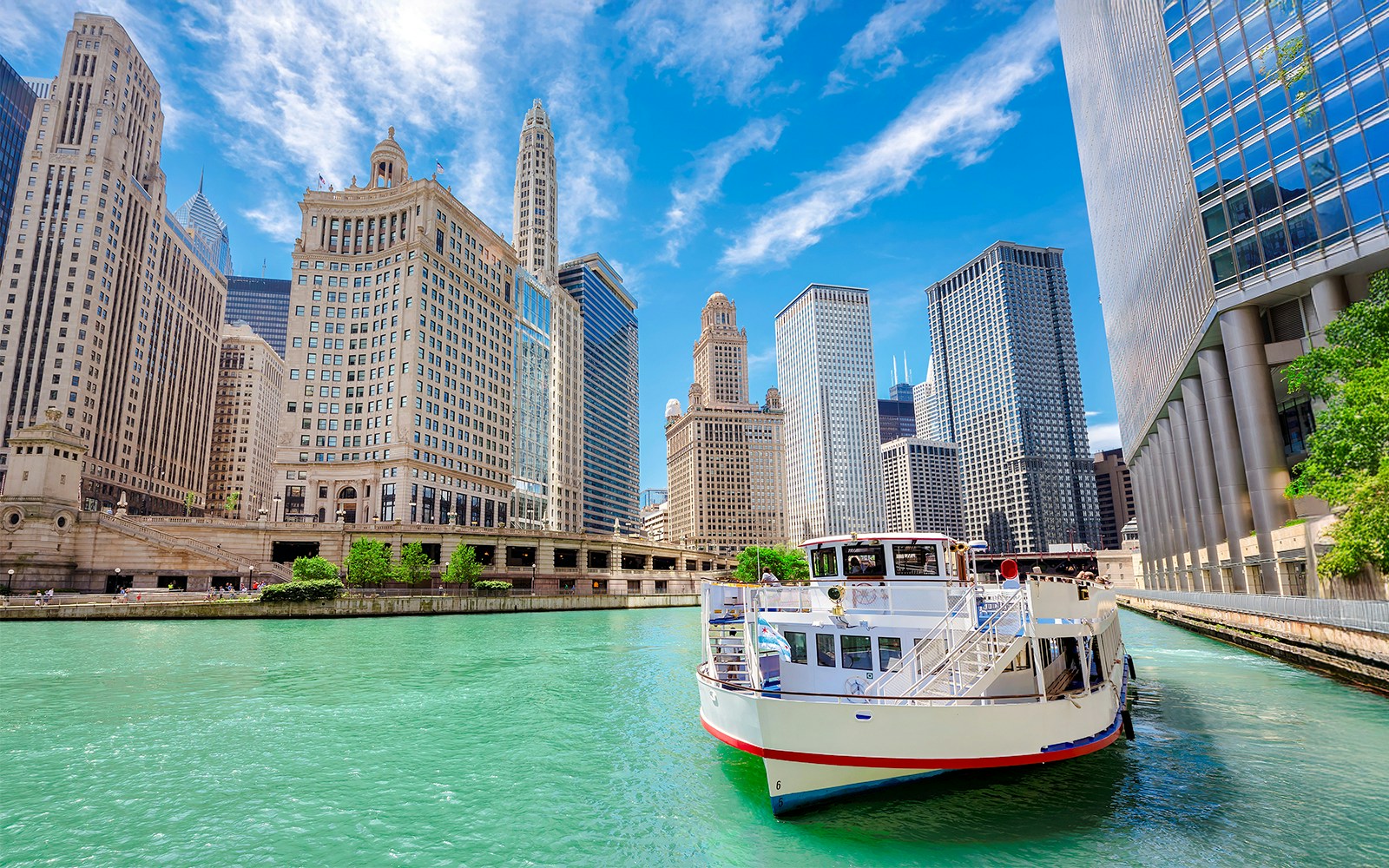 Chicago River cruise boat with city skyline, part of 90 Min Chicago River and Lake Michigan Architecture Cruise.