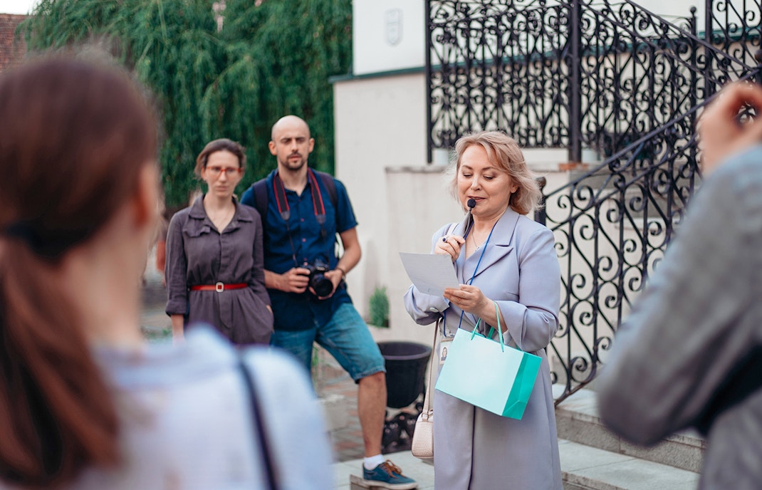 Guida turistica con i turisti all'Alhambra di Granada