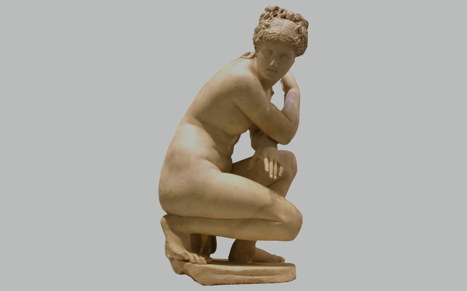 crouching venus