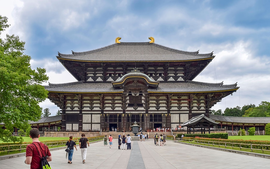 Todaiji Temple entrance with visitors on a day trip from Osaka to Kyoto.