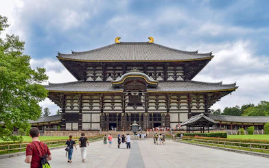 Todaiji Temple entrance with visitors on a day trip from Osaka to Kyoto.