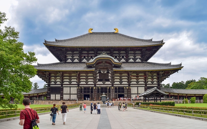 Todaiji Temple entrance with visitors on a day trip from Osaka to Kyoto.