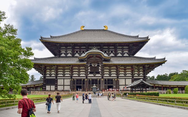 Todaiji Temple entrance with visitors on a day trip from Osaka to Kyoto.