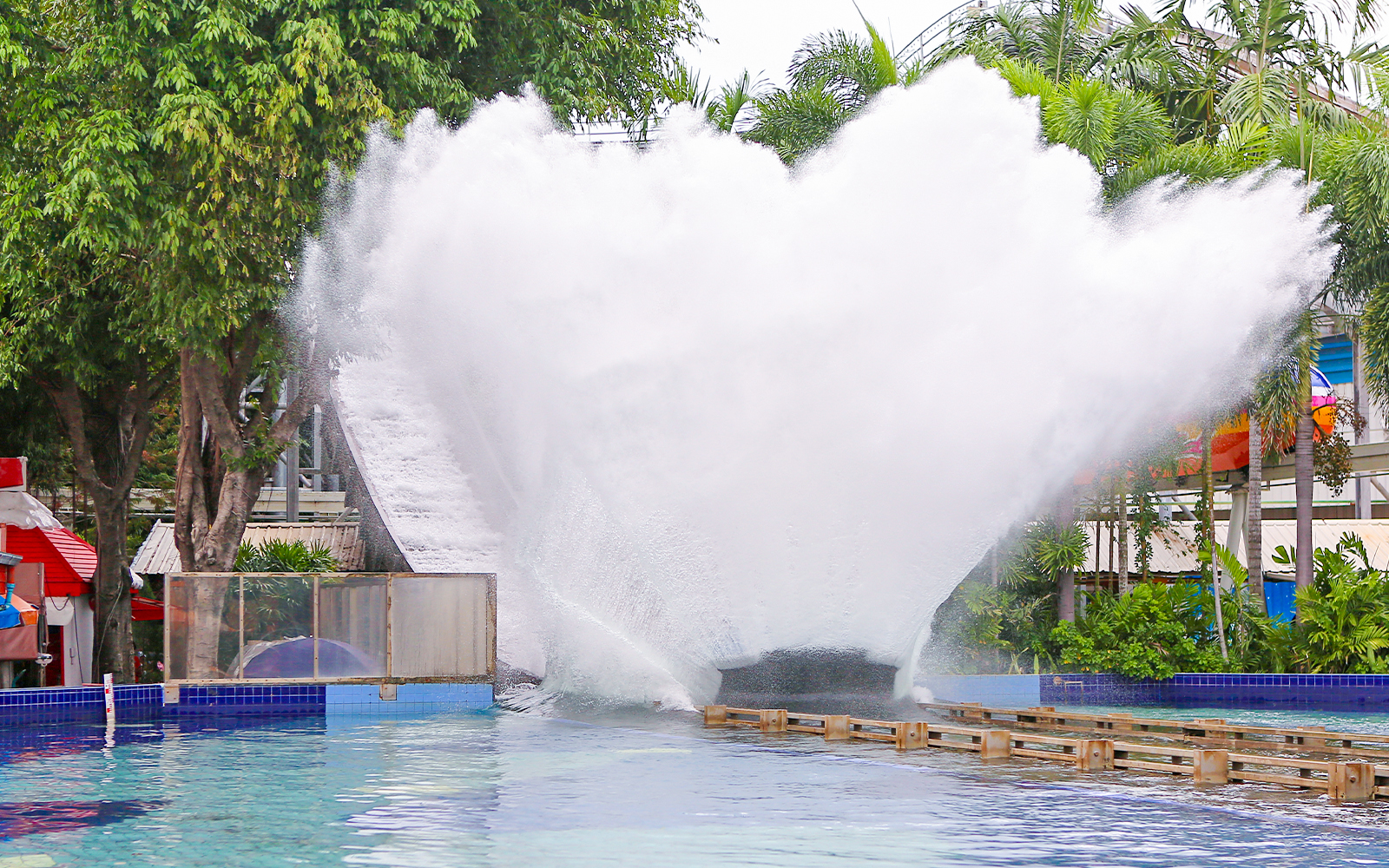 Super splash slider boat creating a large water splash at Dream World Bangkok.