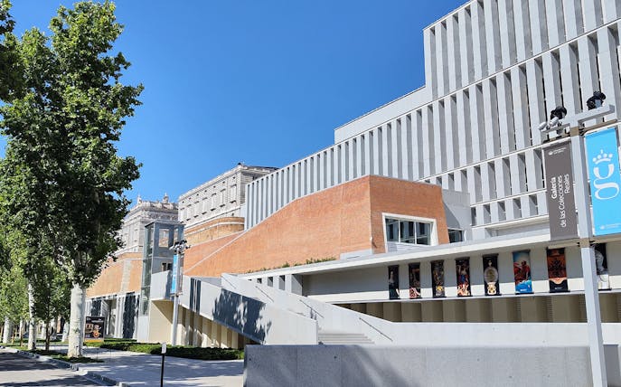 Guided tour of Galeria de las Colecciones Reales building exterior in Madrid.
