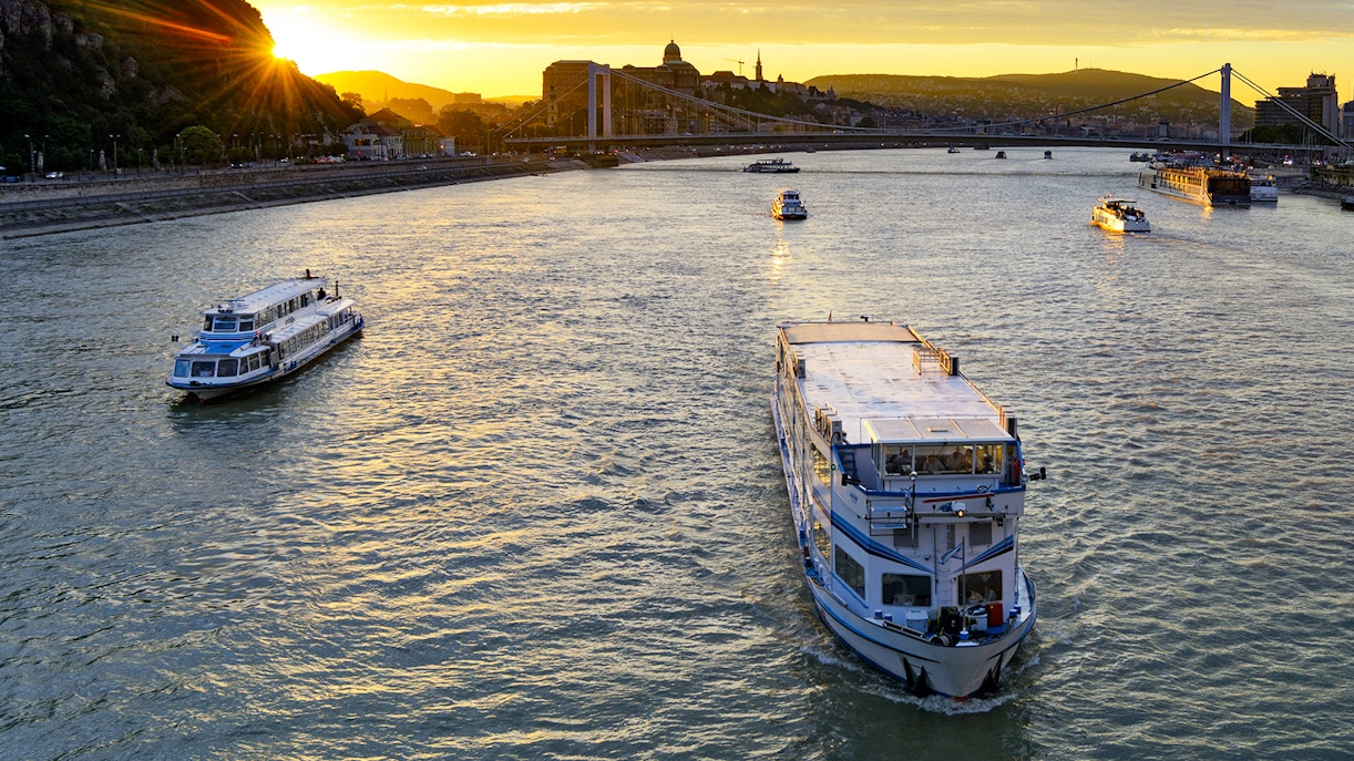 Budapest sightseeing cruises timings