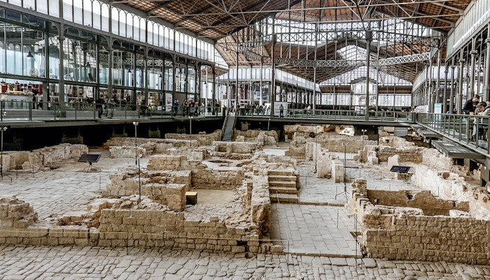 Turistas explorando as atrações da cidade de Barcelona