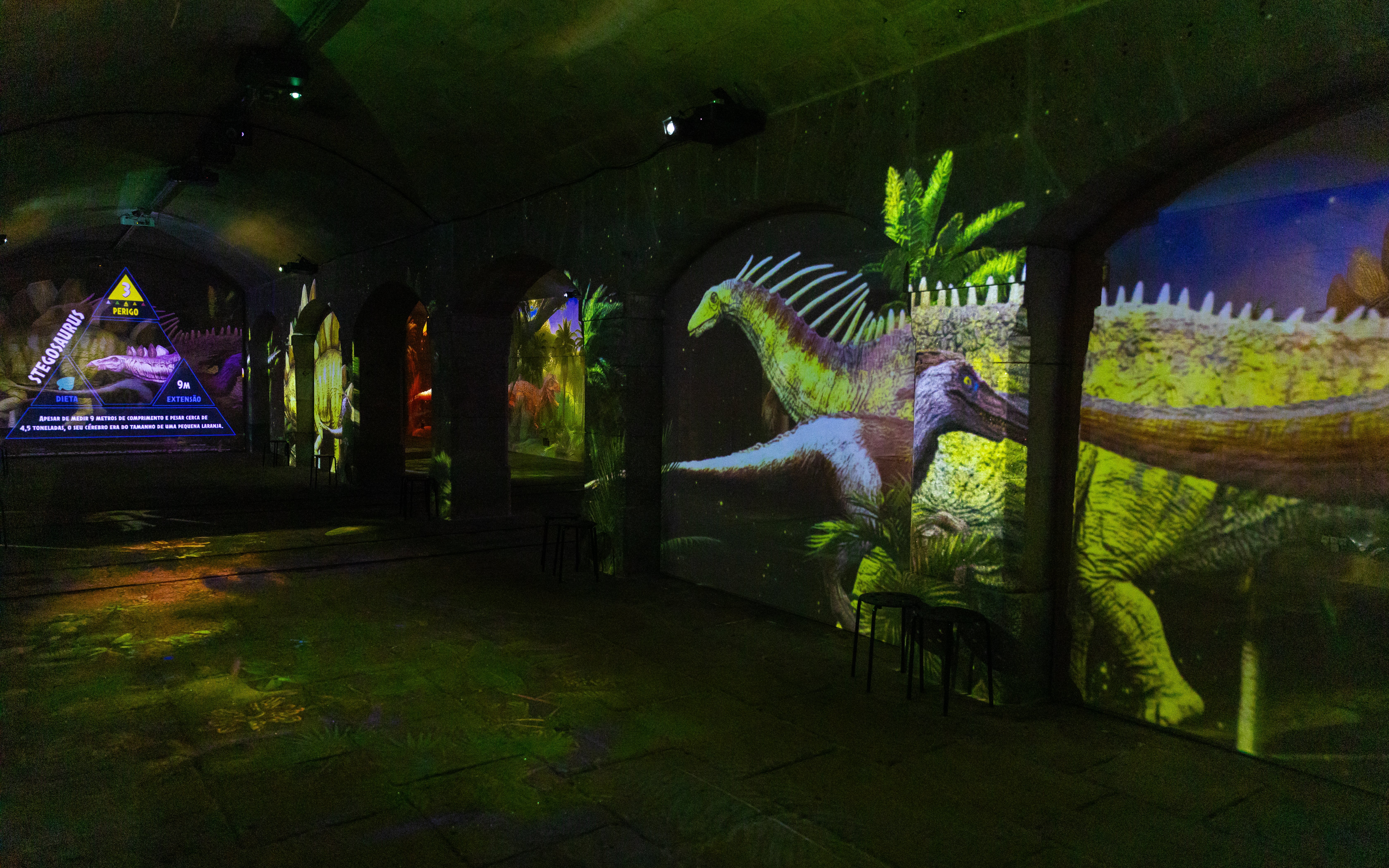 Interior projections of dinosaurs at Immersive Dinosaur Exhibition, Dino Experience Porto.