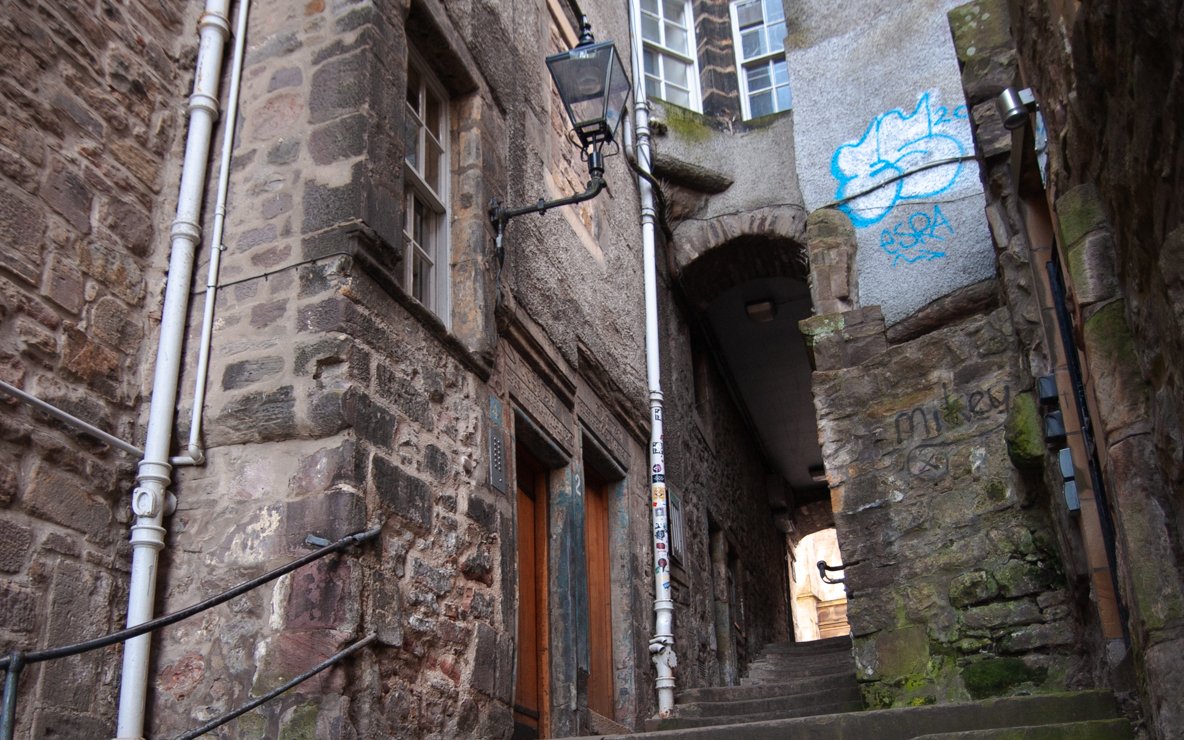 Narrow stone alleyway in Edinburgh, associated with Witches of Edinburgh tour.