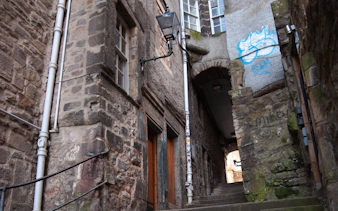 Narrow stone alleyway in Edinburgh, associated with Witches of Edinburgh tour.