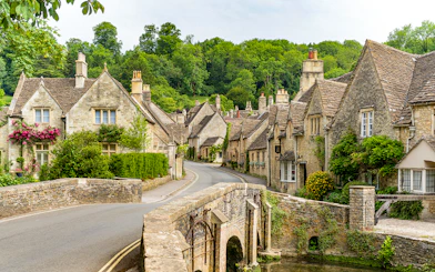 Stone cottages and bridge in a Cotswolds village on the Blenheim Palace, Downton Abbey Village tour.