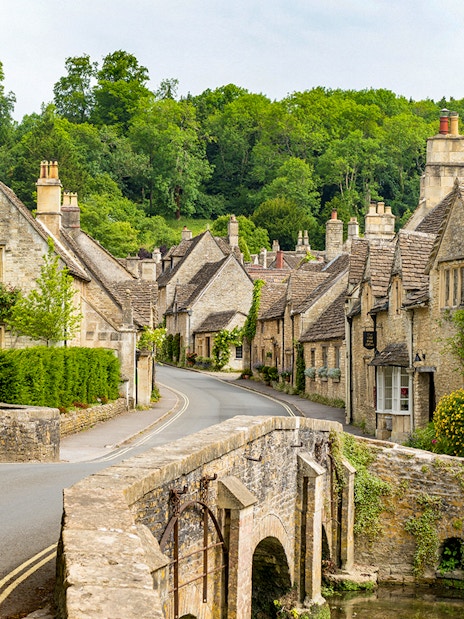 Stone cottages and bridge in a Cotswolds village on the Blenheim Palace, Downton Abbey Village tour.