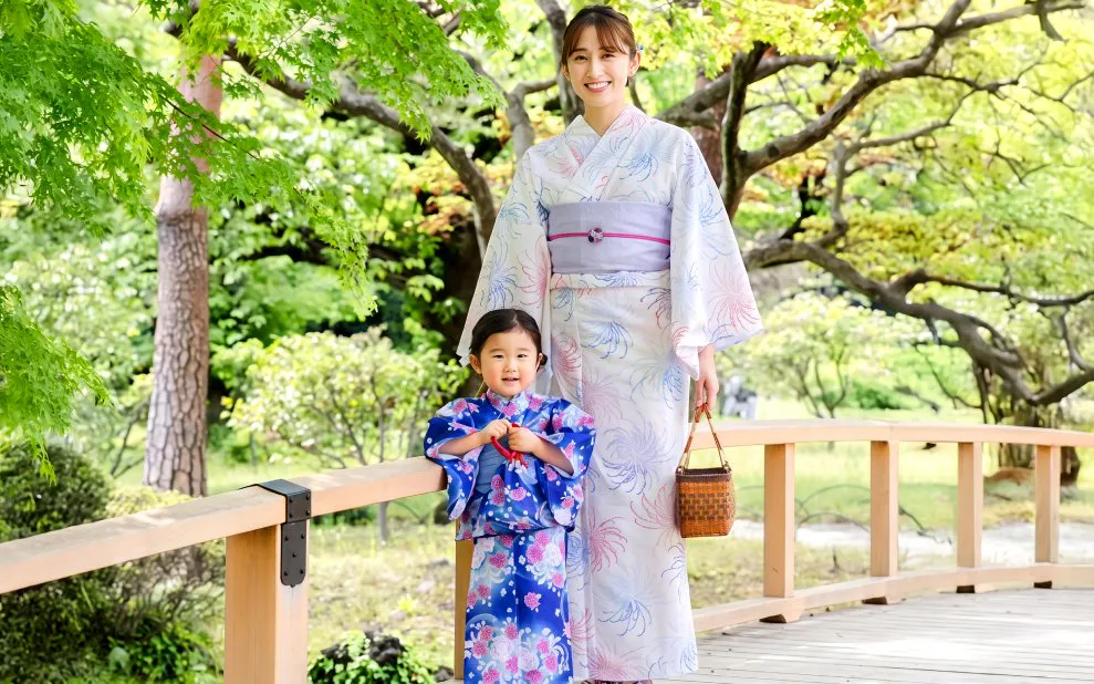 Kimono rental experience in Shinjuku Gyoen National Garden, Tokyo.